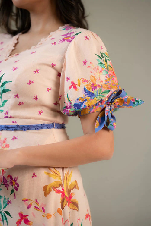 Bow-tie puff sleeve closeup detail
